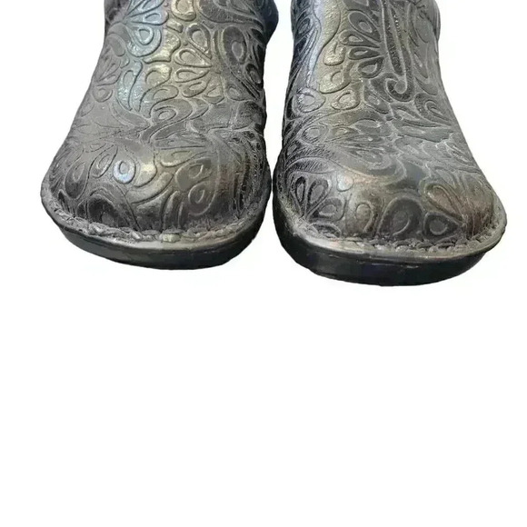 Born Concepts BOC Black Leather Floral Embossed Peggy Clogs - Picture 6 of 11